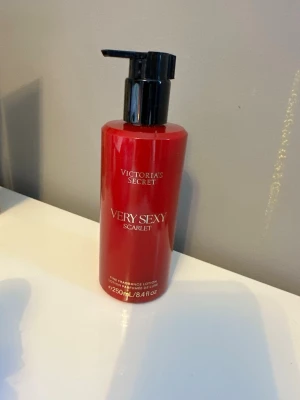 Very Sexy Scarlet lotion från Victoria's Secret - En röd pumpflaska med Very Sexy Scarlet Fine Fragrance Lotion från Victoria's Secret. Innehåller 250 ml och har en lyxig doft.Säljer denna body lotion eftersom jag redan har en likadan. Helt ny och oanvänd. 