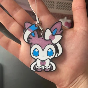 Sylveon keychain  - 100% handgjorda , snälla kontakta innan du köper! Pris är endast för en 💞 #trinket #jellyfish #kpop #anime #keychain #swag #jujutsukaisen #shoujo #straykids #enhypen #aespa #lesserafim #cortis #blackpink #pokemon  #pikachu #sylveon #coquette #gyaru #strangerthings #alt #emo #scene #retro #japanese #chinese #alt #scene #emo #coquette #shopkins #decora #chic #sonnyangel #smiski #jellycat #labubu #sanrio #hellokitty #kuromi #vintage #pastelcore #crochet #grunge #witch #whimsical #monsterhigh 