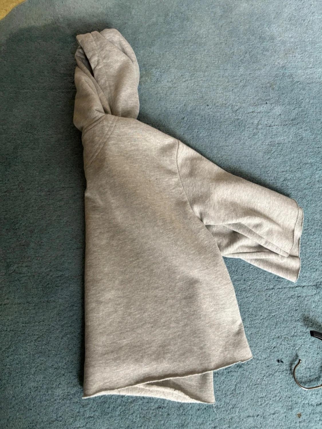 Grå croppad hoodie med kort ärm - 3