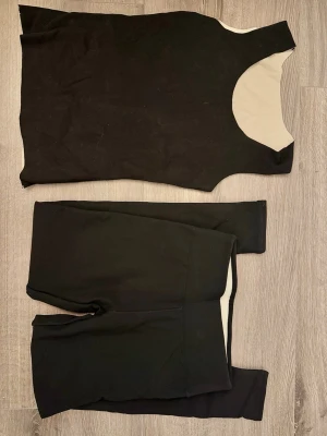 Svart underställ-set S paket - Säljer ett svart shaping-set med linne och matchande shorts. Båda delarna har en slät, figurnära passform och är fodrade med beige tyg på insidan. Materialet känns värmande och bekvämt.