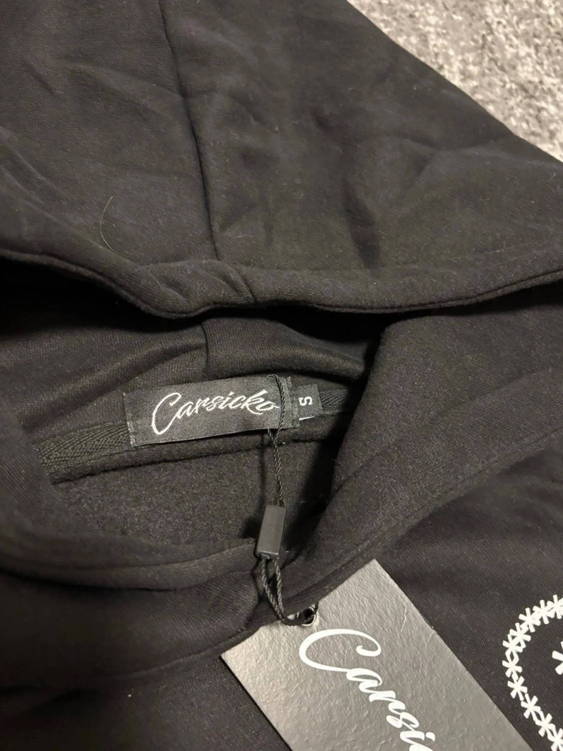 Svart hoodie med broderat hjärta - 2
