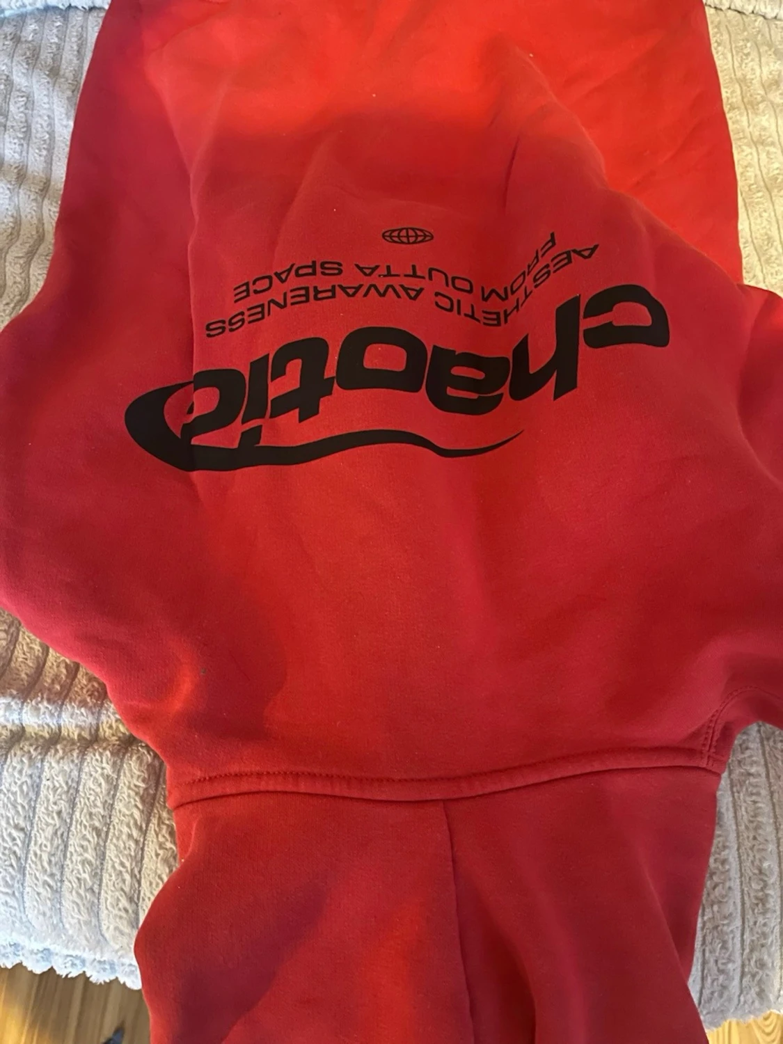 Röd hoodie med tryck från Chaotic - 2