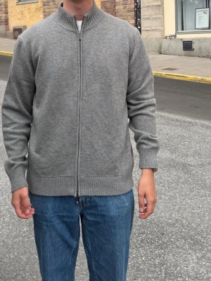 Kashmir zip hoodie i fint skick! - Säljer en jättefin kashmir zip hoodie i 100% baby cashmere. Den är i storlek xl/56 och säljer då den är för stor för mig, fick den av min far.