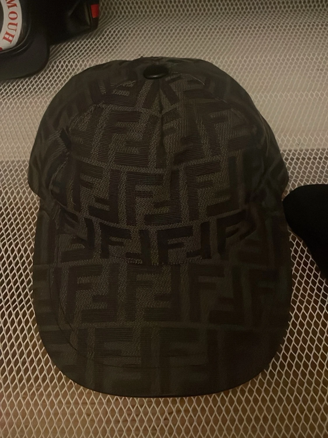 Svart keps med Fendi-logga