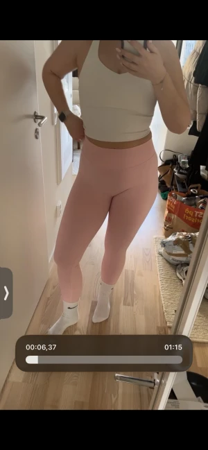 Ljusrosa seamless leggings - Säljer ett par ljusrosa seamless leggings med hög midja och tight passform. Materialet är stretchigt och mjukt, perfekt för träning eller chill. Diskret logga bak i midjan. Supersnygga att matcha med crop top eller hoodie.