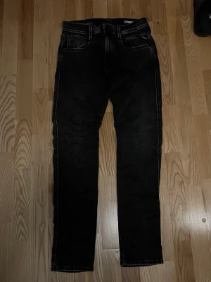 Replay jeans - Hej, nu så säljer jag ett par av mina mycket eftertraktade replay jeans. Denna modell tillverkas inte längre. Tveka inte att höra av er vid frågor och funderingar👍storlek 30/32