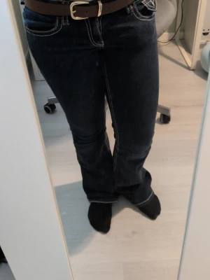 Brunt bälte med guldfärgat spänne - Snyggt brunt bälte i skinn med ett stilrent guldfärgat metallspänne. Perfekt accessoar för att lyfta din outfit och funkar till både jeans och byxor. Enkel design som passar till många olika stilar.