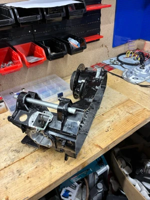 Aerox block till 44mm vev - Säljer nu ett motorblock som suttit på en aerox, den är svarvad för att passa till en vev på 44mm. Gjord för 86TPR cylindern. OBS: baknavet och skivan finns ej kvar!!!!!