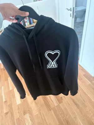 Ami Paris hoodie - Säljer en ami Paris hoodie i storlek S/XS passar dig perfekt som är mellan 170-175! Denna hoodie är använd men fortfarande i ett gott skick! 