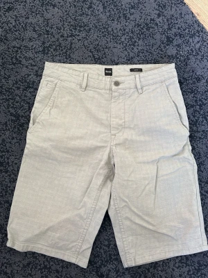 Boss shorts  - Ett par super snygga boss shorts i slim fit modell. Endast ett pyttelitet märke vid låret som knappast syns, utöver det så är byxorna utmärkt skick. 
