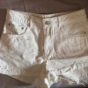 Vita jeansshorts från Bik Bok - Säljer ett par vita jeansshorts från Bik Bok. Perfekta till sommaren och lätta att matcha med olika toppar. I bra skick!