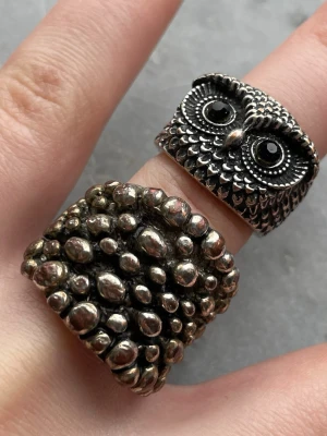 Chunky ringar - Chunky ringar med olika motiv, säljs tillsammans. Den med ”prickar” är lite missfärgad i metallen💕