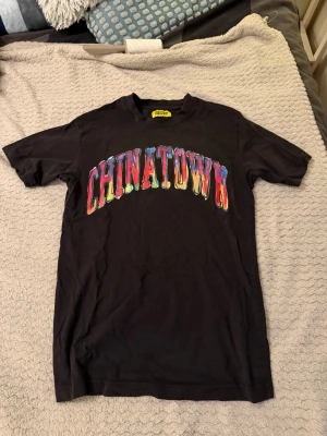  Svart T-shirt med tryck - Svart T-shirt märke chinatown market använd få tal gånger storlek S 