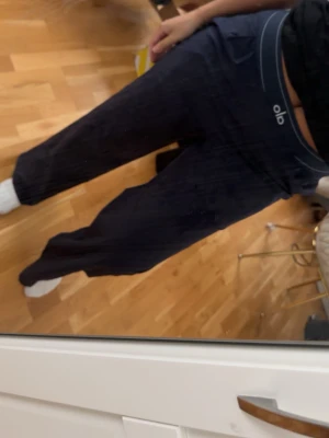 Alo joggers - Mörkblåa alo byxor i längre regular