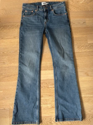 Blå bootcut jeans - Säljer ett par blåa bootcut jeans från lager 157. I princip i nytt skick utan prislapp. Har inte använts och är så gott som ny. Pris kan diskuteras
