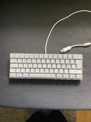 Kompakt vit tangentbord med USB - Säljer ett kompakt och stilrent vitt tangentbord med USB-anslutning. Tangentbordet har nordisk layout med specialtecken som Å, Ä, Ö och Æ. Perfekt för dig som vill ha ett smidigt och portabelt tangentbord till datorn. Tillverkat i plast med tydliga knappar.