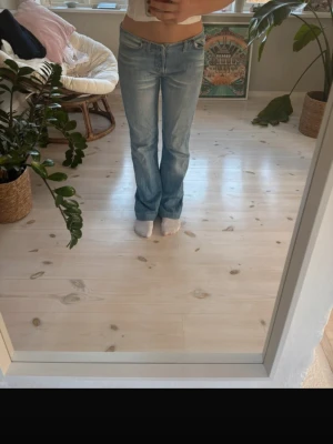 Ljusblå vida  med låg midja - Så coola och unika!!! Lite små på mig så därför sitter de inte så jättebra, men låga k midjan och lagom vida!!! Står ingen storlek men skulle säga xs/s