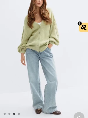 Kofta - Helt slutsåld! ”Chunky knitted cardigan” från Gina Tricot i storlek S, endast testad! Säljer då jag köpte den i 2 olika färger och behåller den andra. Köpt för 500kr