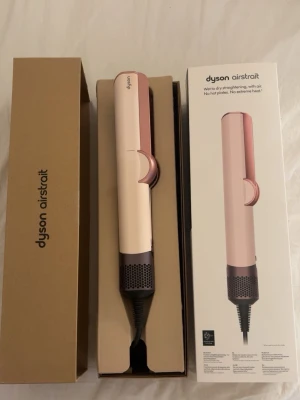 Dyson Airstrait hårstyler rosa - Säljer denna Dyson Airstrait hårstyler i snygg rosa och champagnefärg. Perfekt för att styla håret med luft utan att behöva andvända extrem värme på håret då den stylar håret med luft! Går att andvänd i både blött och torrt hår och har olika värme inställningar! Super enkel och smidig att andvända och lätt att ta med sig💞skriv vid frågor 