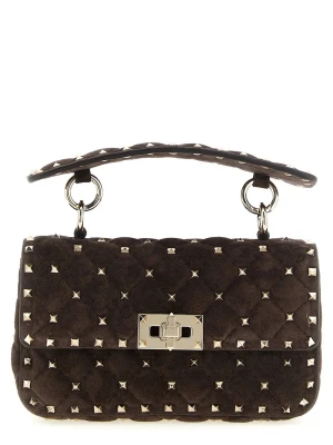 Valentino väska  - Lyft din stil med den djärva och trendiga VALENTINO GARAVANI Small 'Rockstud Spike'-väskan. Denna fantastiska axelväska är tillverkad av premium kalvskinn i 100 %, med diamantformat mockaquilt och ikoniska metallnitar. Dess klaffstängning med vridlås och mångsidiga avtagbara handtag är perfekta för varje modeinriktad garderob. En innerficka och en avtagbar axelrem med kedja ger funktion till detta lyxiga italienska mästerverk.