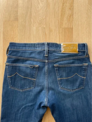 Mörkblå jeans från Jacob Cohen, Storlek 25 - Snygga mörkblå jeans från Jacob Cohën. Modellen heter ”Kimberly” och har storleken 25.  Dessa är mer åt slim/skinny hållet! Bedöm skicket utifrån bilderna! Det finns en liten reva nedanför gylfen. Skickas inom 24 timmar! Hör gärna av er vid funderingar eller frågor!