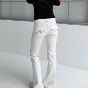 Vita bootcut jeans med kontrastsömmar - .( Helt nya med lapp) i short modell så dom passar dig som är 165 o kortare. Dom är helt slutsålda på hemsidan💓💓