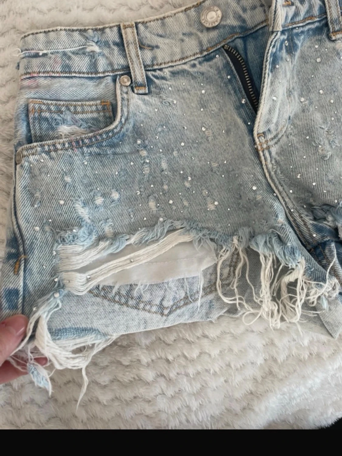 Ljusa denimshorts med slitningar - 2