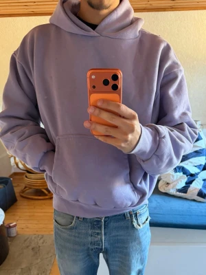 Kanye 2020 vision  - Kanye 2020vision hooodie köpt från La archives. Riktigt svår att få tag på och det är bara ett litet antal kvar från deras lager. Tjockare än Yeezy gap hoodiesen så denna är nästan som en vårjacka