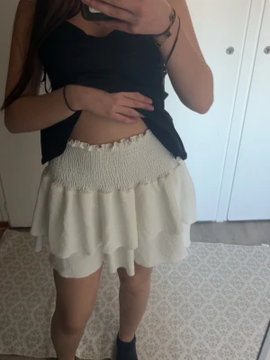 Vit kjol med volanger  - Knappt använd 🌸( köp för längesen så minns ej vart ifrån ) 