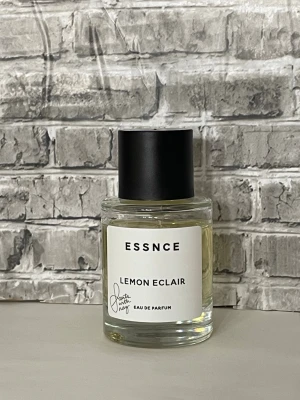 ESSNCE Lemon Eclair  - TOPPNOTER Lemon curd, Vaniljfluff, Persikokräm HJÄRTNOTER Marshmallow, Maräng, Fresia, Gardenia BASNOTER Bourbon vanilj, Madagaskar vanilj, Cederträ. Se bilder den är använd och testad. 