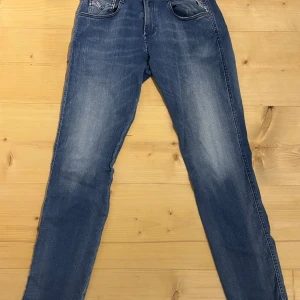 Replay Anbass Hyperflex jeans blå - Tjena! Säljer ett par Replay Anbass Hyperflex jeans i blå populär tvätt med stretchigt material som sitter skönt. Passformen är slim och modellen är trendig. Skick: 8/10. Bara ställa frågor om det är något!😊 Priset går att diskutera!😁