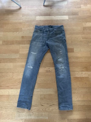 Jack N Jones jeans  - Säljer nu mina feta Jack n Jones jeans då de inte kommer till användning längre. Ett par snygga slim fit jeans som passar till det mesta. Jeansen är i bra skick och de är storlek 29/32. Pris kan diskuteras vid snabb affär! 