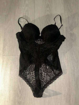 Spets body - Populär och skitsnygg spetsbody från H&M 💗 Den är använd några få gånger och har inga defekter , storlek M skriv för frågor !! 