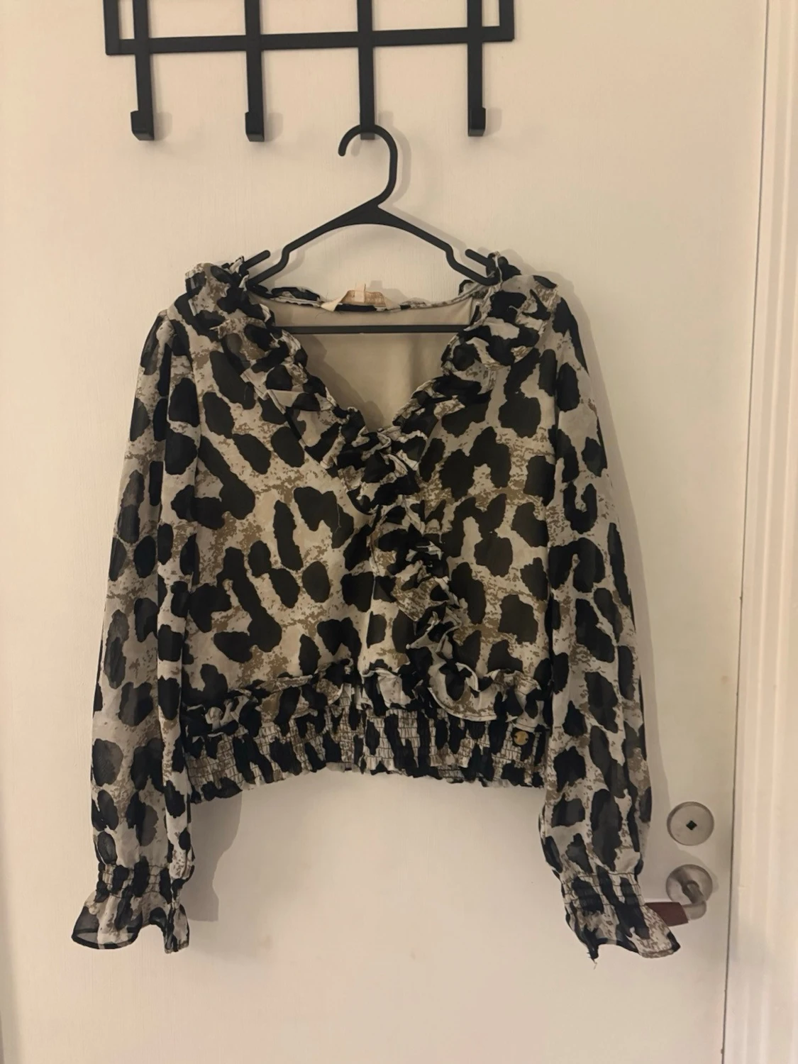 Leopardmönstrad volangblus - 1