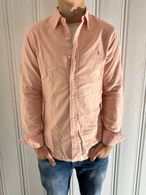 Rosa Skjorta från Polo Ralph Lauren - Säljer denna sjukt fina  rosa skjorta från Polo Ralph Lauren i storlek S Slim fit. Skjortan är i toppenskick utan skavanker!👌Perfekt nu inför sommaren! | Nypris: ca 1600kr | Tveka inte på att skriva om du har frågor! 🤩Priset är inte hugget i sten vid snabb affär! 🪨