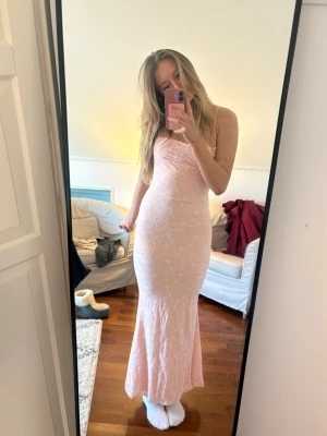 Ljusrosa Ballklänning/långklänning - Säljs inte längre        Aldrig använt(bara provat) ✅ Storlek: xs Märke:Gina tricot Jag är 171 cm lång Skriv om du har några frågor! 😇 svarar så snabbt jag kan. Aktiv❤️