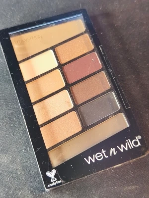 Wet n Wild palette ✨ nude tones (ny) - Wet n Wild Color Icon palette i “Nude Awakening” med neutrala toner i både matta och skimriga nyanser 🤍 Helt ny och oanvänd – fortfarande tejpad. Perfekt baspalette som funkar till både vardag och fest ✨