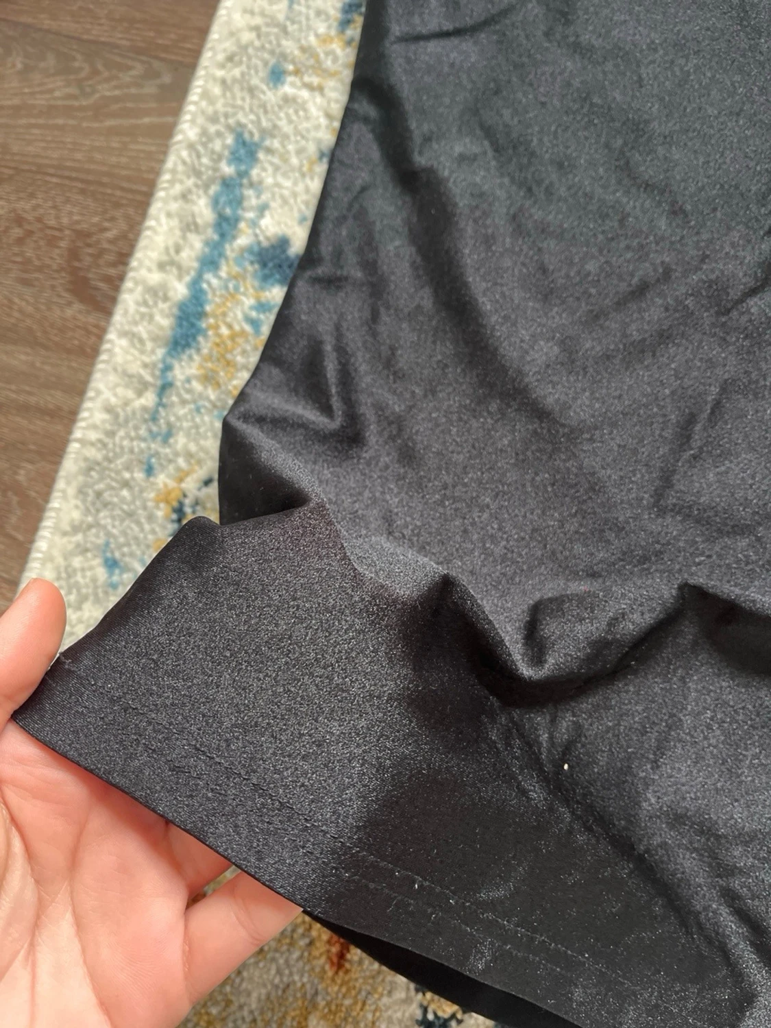 Svart långärmad topp i satin - 1