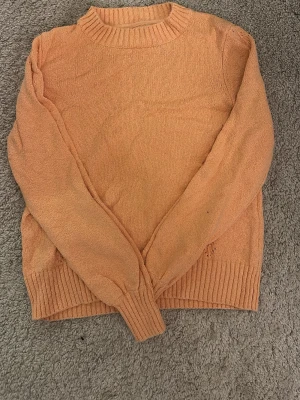 stickad tröja  - säljer denna jätte fina stickade tröjan💕💕💕