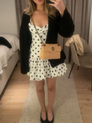 Prickig klänning Zara  - Populär prickig klänning från Zara🥰använd fåtal gånger 