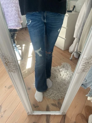 Low waist bootcut jeans med hål och slitningar  - Low waist bootcut jeans med hål och slitningar. Midjemått svärsöver: 37cm, innerbenslängd: 82cm. Älskar jeansen men de är tyvärr för korta. Tryck gärna på köp nu!