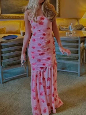 Super fin sommar klänning  -  !!Första bilden är lånad!!                                          Super fin klänning till salu, perfekt till midsommar, bal eller till sommarevent 💝💝 Aldrig använd och prislapparna sitter kvar!!! Är i storlek 38 men passar nån som har S, då adopterar har extremt små storlekar🍒🍒✨