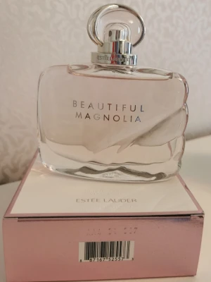 Estée Lauder Beautiful Magnolia Eau de Parfum för kvinnor, 100 ml -  Säljer min Estée Lauder Beautiful Magnolia Eau de Parfum för kvinnor, 100 ml. Parfymen är helt oanvänd, endast ytterförpackningen är öppnad. Jag fick den i födelsedagspresent, men säljer till ett mycket förmånligt pris jämfört med originalpriset. Det är en fantastisk, klassisk, blooming, fresh doft som passar perfekt särskilt under sommaren