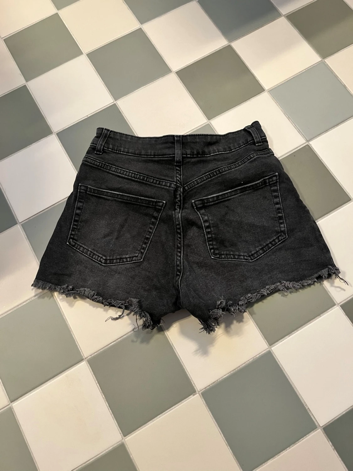 Svarta högmidjade jeansshorts - 1