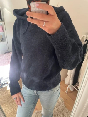 Mörkblå stickad hoodie  - Jättefin mörkblå stickad hoodie. Säljer då den inte kommer till användning. Tryck gärna på köp nu!💛
