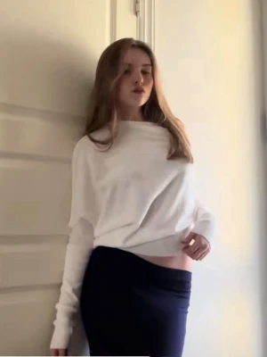 Snygg tröja - Säljer denna vita tröja från I.AM.GIA då den inte kommer till användning!. Tröjan är lite oversized över halva tröjan och armen medans tajt och snatched på andra halvan. Den är använd max 3 gånger och i superbra skick<3 Precis som på bild. Ordinarie pris: 900kr