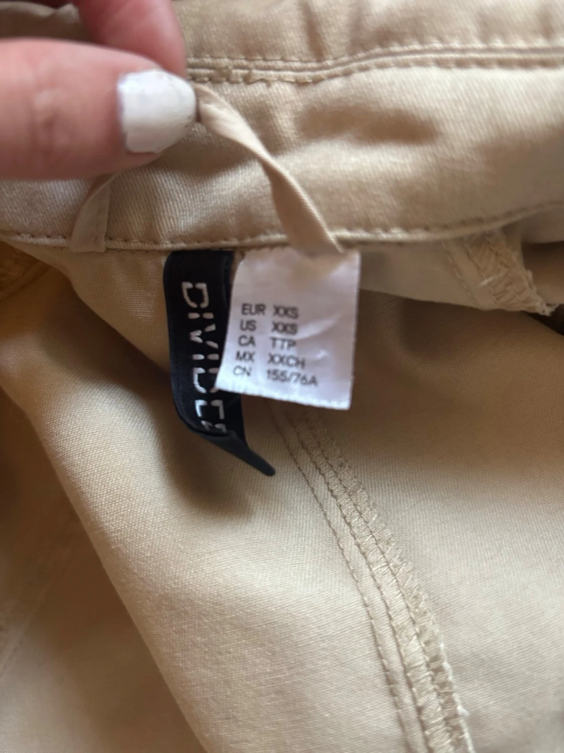 Kort beige trenchcoat med dubbelknäppning - 2