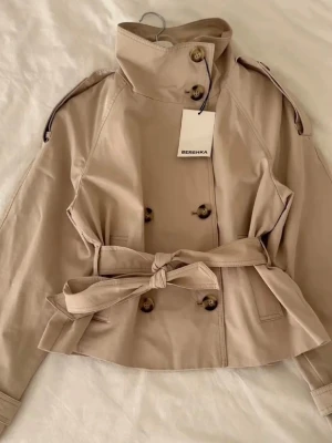 Bershka trenchcoat ny med prislapp S - Helt ny med prislapp S