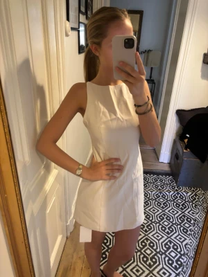Vit kort ärmlös klänning - Beige/krämvit mini klänning från Missguided storlek 34