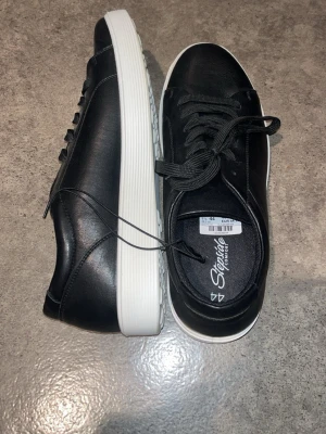 Svarta fin skor (oanvända) - Storlek 44, helt nya (oanvända), skinn material 